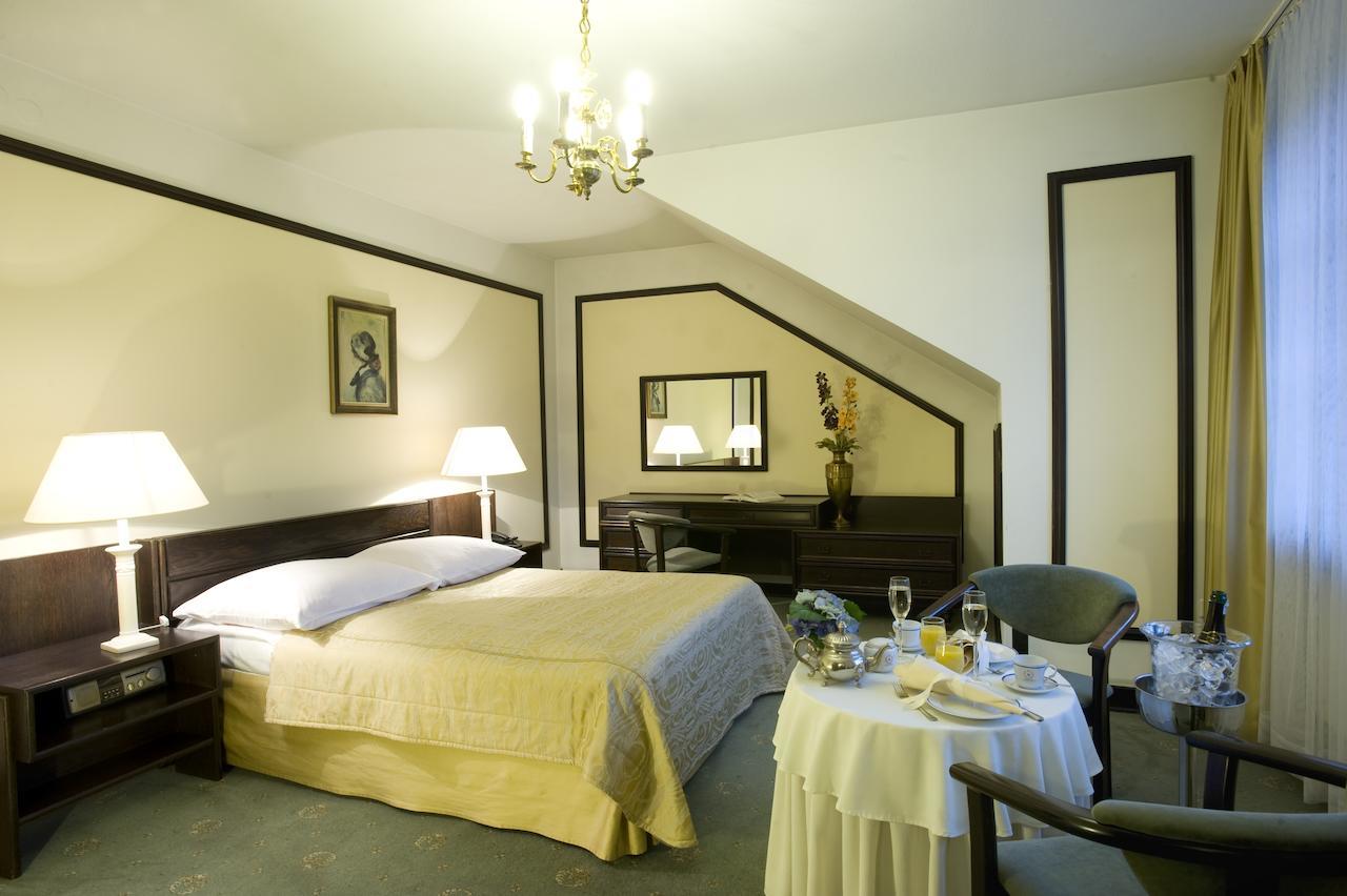 Hotel "Zajazd Napoleonski" Warszawa Rom bilde