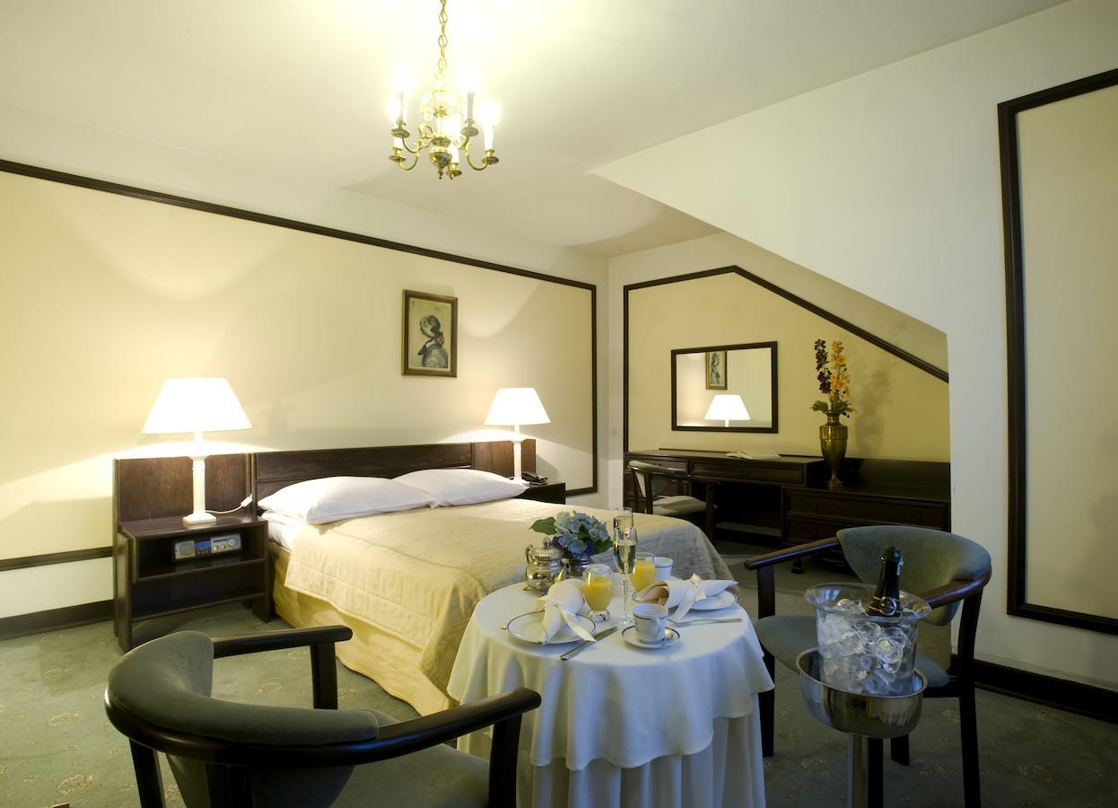 Hotel "Zajazd Napoleonski" Warszawa Rom bilde
