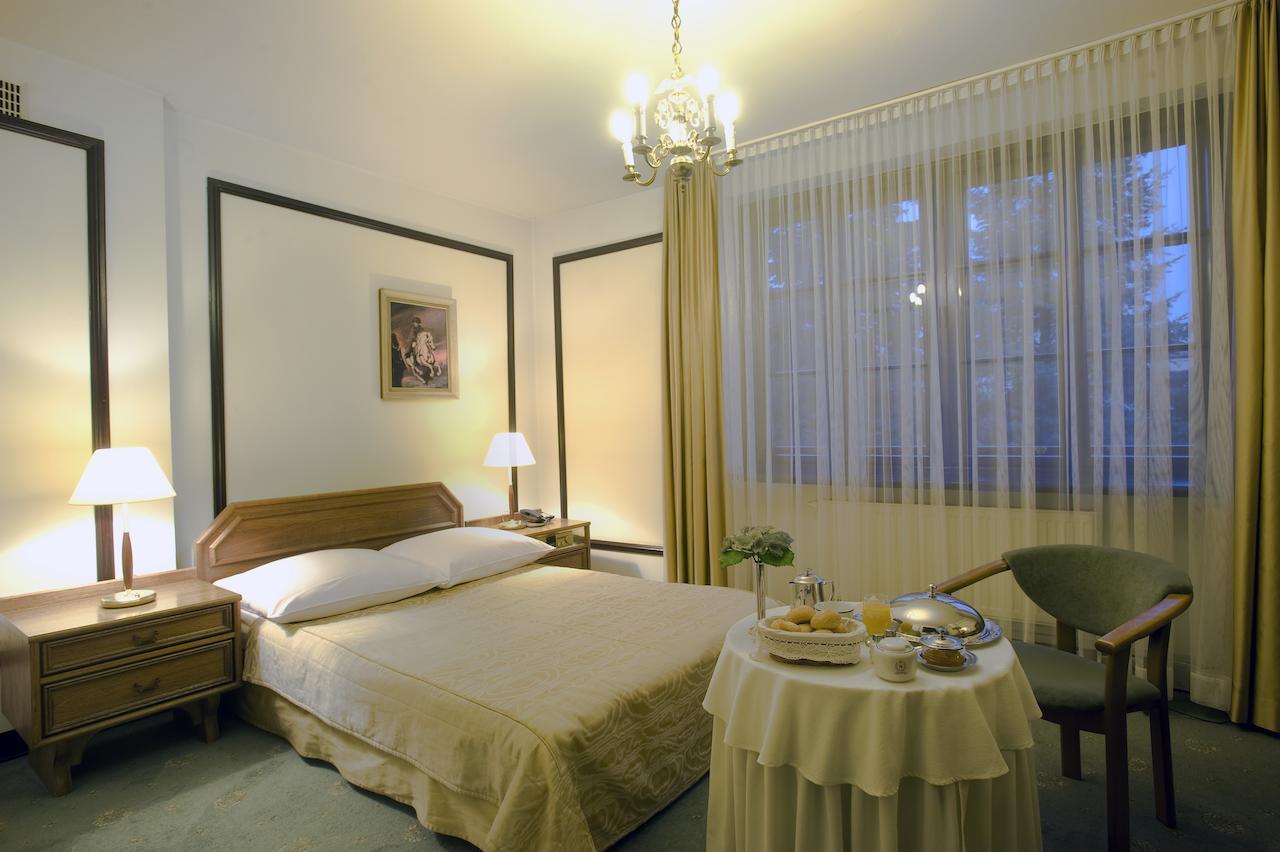 Hotel "Zajazd Napoleonski" Warszawa Rom bilde