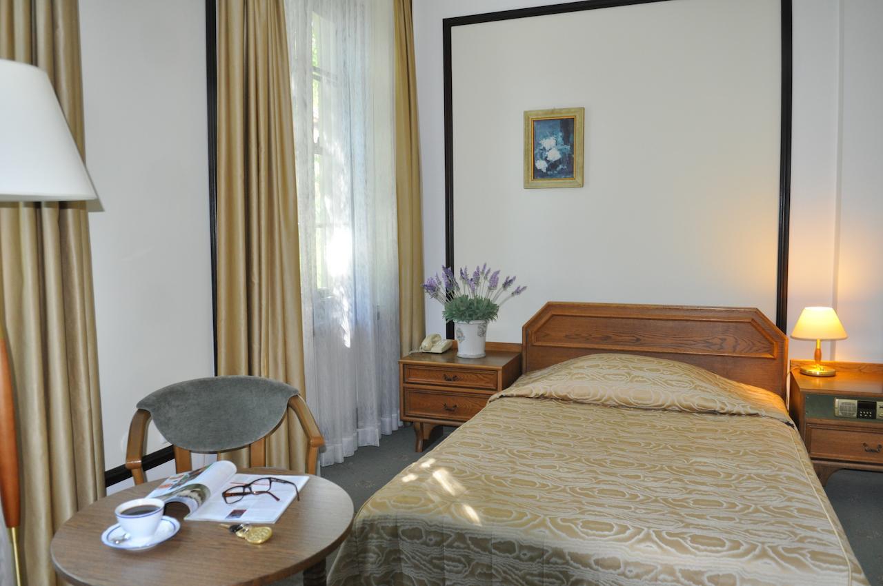 Hotel "Zajazd Napoleonski" Warszawa Rom bilde